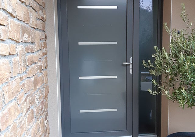 découvrez nos services de pose de porte professionnels pour un aménagement intérieur réussi. que ce soit pour une porte d'entrée, une porte intérieure ou une porte de garage, notre équipe d'experts assure une installation de qualité, rapide et conforme à vos besoins. transformez votre espace avec style grâce à nos solutions sur mesure.