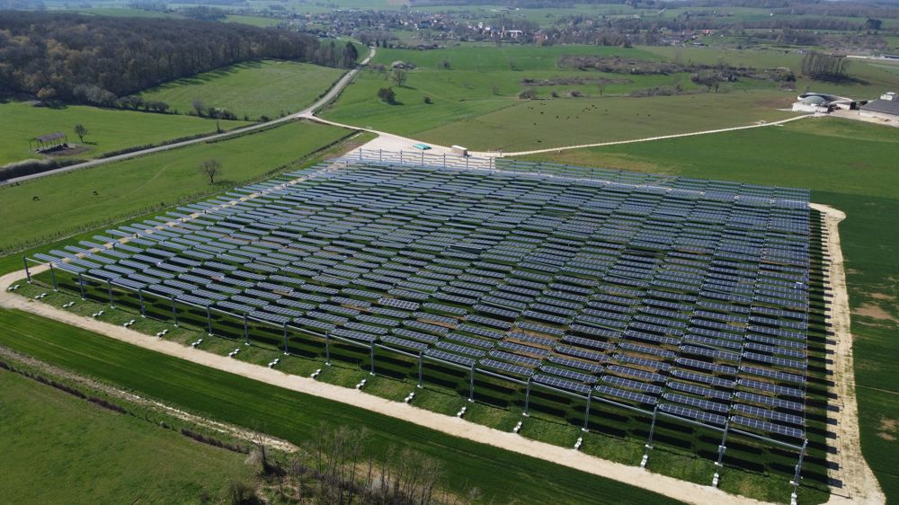 découvrez l'agro-photovoltaïque, une solution innovante alliant agriculture et énergie solaire pour optimiser l'utilisation des terres tout en produisant de l'énergie renouvelable. apprenez comment cette technologie révolutionnaire contribue à la durabilité environnementale et à la rentabilité des exploitations agricoles.