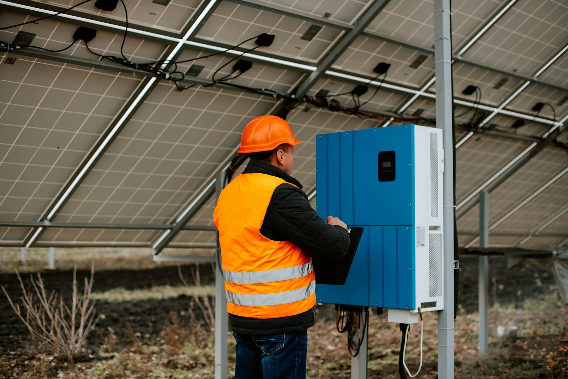 découvrez les critères et certifications nécessaires pour devenir un installateur photovoltaïque qualifié. informez-vous sur les formations, les compétences et les réglementations en vigueur pour garantir une installation solaire efficace et conforme.