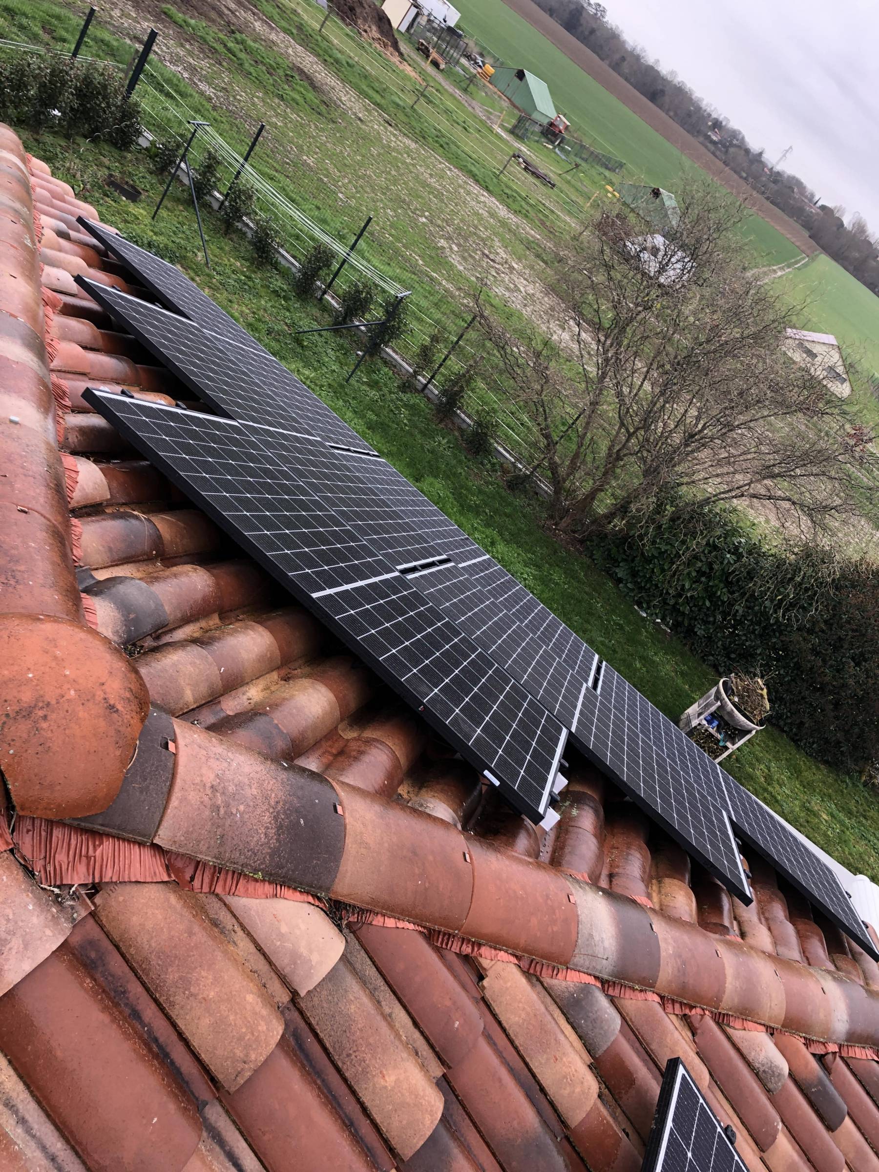 découvrez tout ce qu'il faut savoir sur la réglementation photovoltaïque en france : normes, obligations, aides financières et impacts sur l'installation de panneaux solaires. optimisez votre projet d'énergie renouvelable en restant conforme à la législation.