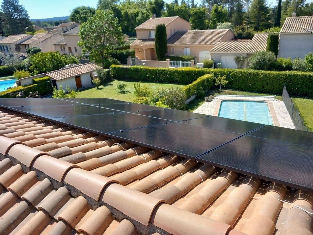 découvrez la rentabilité des panneaux photovoltaïques en 2025 : analyse des coûts, des économies d'énergie et des aides gouvernementales pour maximiser votre investissement et réduire votre empreinte carbone.