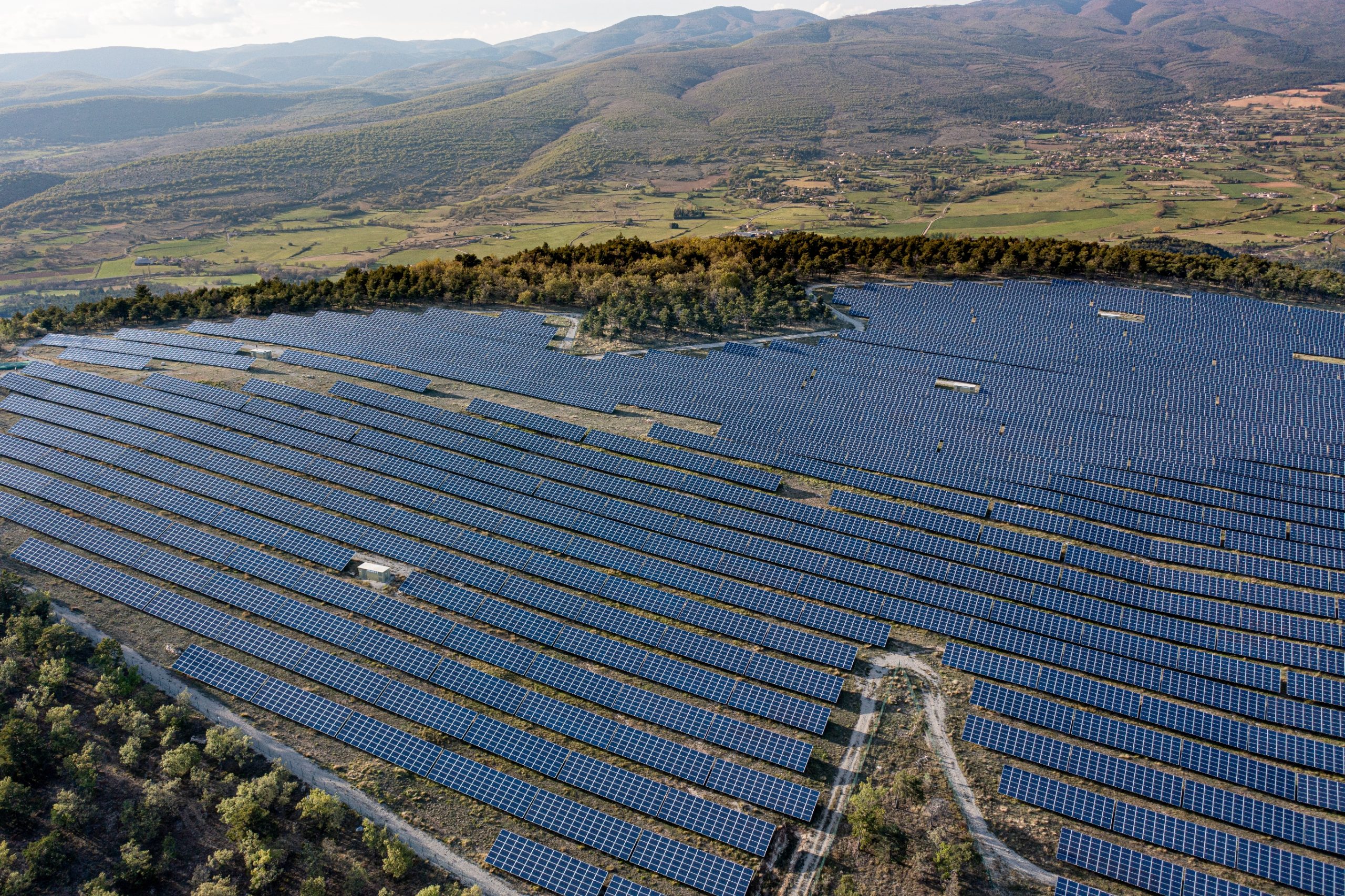 découvrez nos stages en photovoltaïque, une opportunité unique d'apprendre les techniques et les technologies liées à l'énergie solaire. formations pratiques et théoriques pour acquérir des compétences essentielles dans un secteur en pleine expansion. rejoignez-nous et devenez un acteur clé de la transition énergétique.
