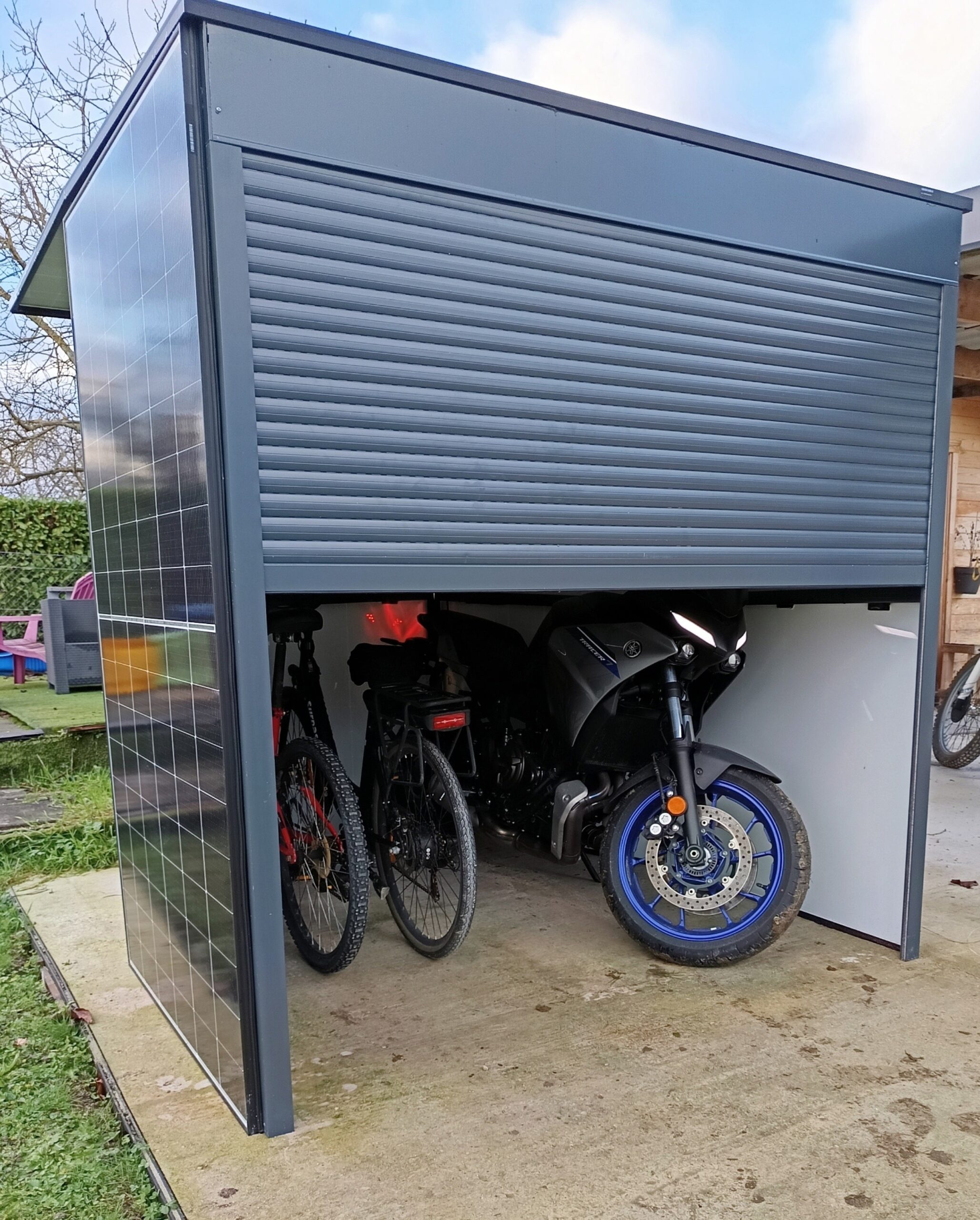 découvrez notre abri photovoltaïque, une solution innovante pour allier protection et énergie verte. protégez votre véhicule tout en produisant votre propre électricité grâce à des panneaux solaires intégrés. idéal pour réduire votre empreinte carbone et réaliser des économies d'énergie.