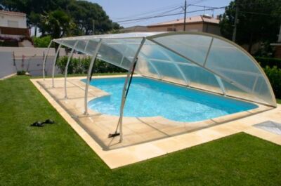 découvrez l'abri piscine solaire, la solution idéale pour profiter de votre piscine tout en préservant la chaleur de l'eau et en réduisant l'évaporation. alliez confort et écologie avec cet abri performant qui embellira votre espace extérieur.