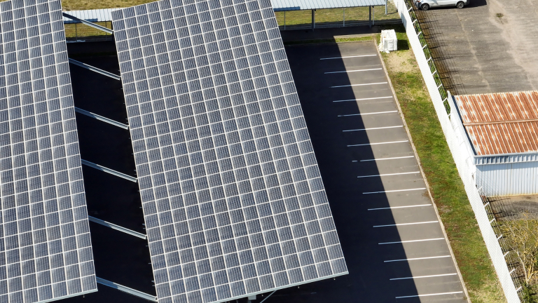 découvrez comment l'autoconsommation peut bénéficier à votre entreprise. optimisez vos coûts énergétiques, améliorez votre impact environnemental et sécurisez votre approvisionnement. adoptez des solutions d'énergie renouvelable pour une gestion durable et autonome de votre consommation.