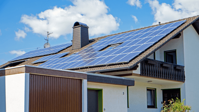découvrez comment l'autoconsommation photovoltaïque vous permet de produire votre propre électricité à partir du soleil, réduisant ainsi vos factures énergétiques et votre empreinte carbone. informez-vous sur les avantages, les installations et les aides disponibles pour passer à l'énergie solaire.