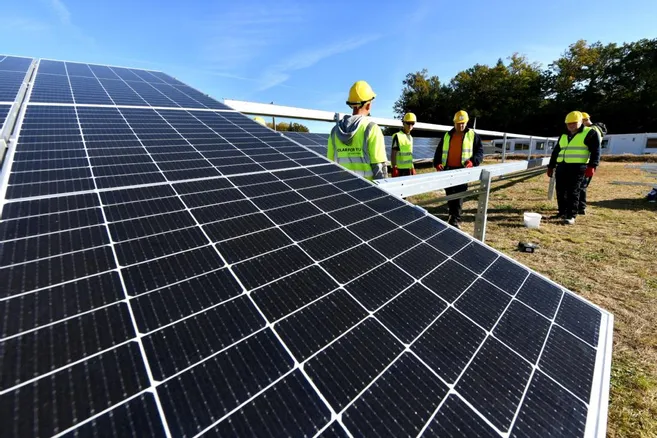 découvrez notre guide complet sur les avis photovoltaïques pour vous aider à choisir le meilleur système solaire. analyse des retours d'expérience, avantages et inconvénients des panneaux solaires, et conseils pour optimiser votre installation. informez-vous pour un choix éclairé et durable !