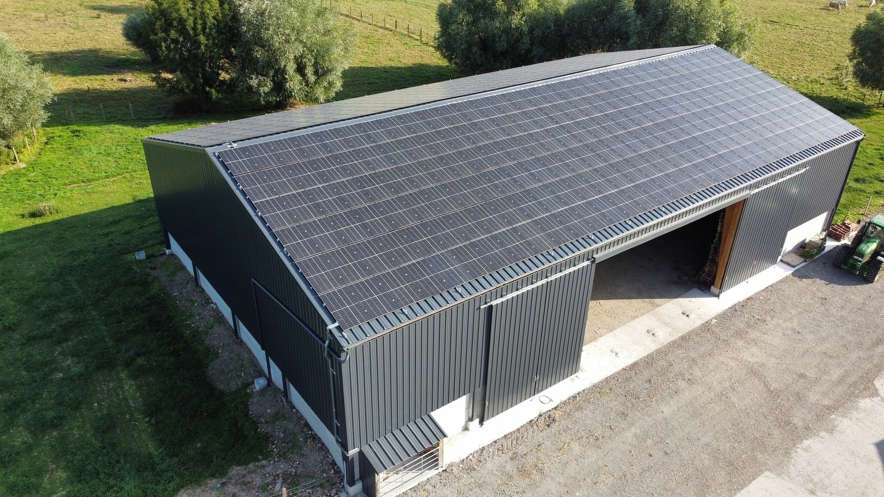 découvrez les avantages d'un bâtiment agricole solaire, une solution innovante pour optimiser vos cultures tout en réduisant votre empreinte carbone. alliez efficacité énergétique et durabilité pour un avenir agricole écoresponsable.