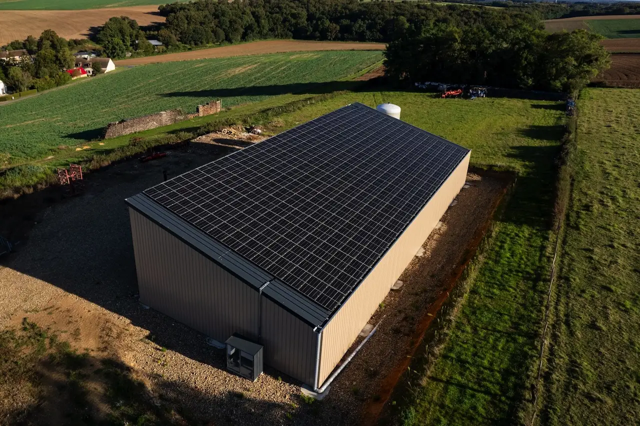 découvrez les avantages des bâtiments monopente équipés de panneaux photovoltaïques (pv). optimisez votre espace tout en contribuant à la transition énergétique grâce à une solution économique et efficace pour la production d'électricité.