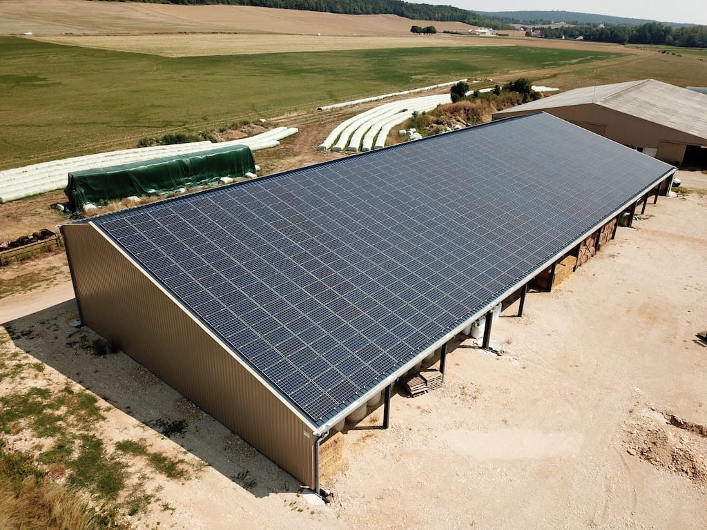 découvrez notre bâtiment photovoltaïque de 300 kwc, une solution innovante et écologique pour produire votre propre énergie solaire. optimisez votre consommation énergétique tout en réduisant votre empreinte carbone grâce à cette installation performante et durable.