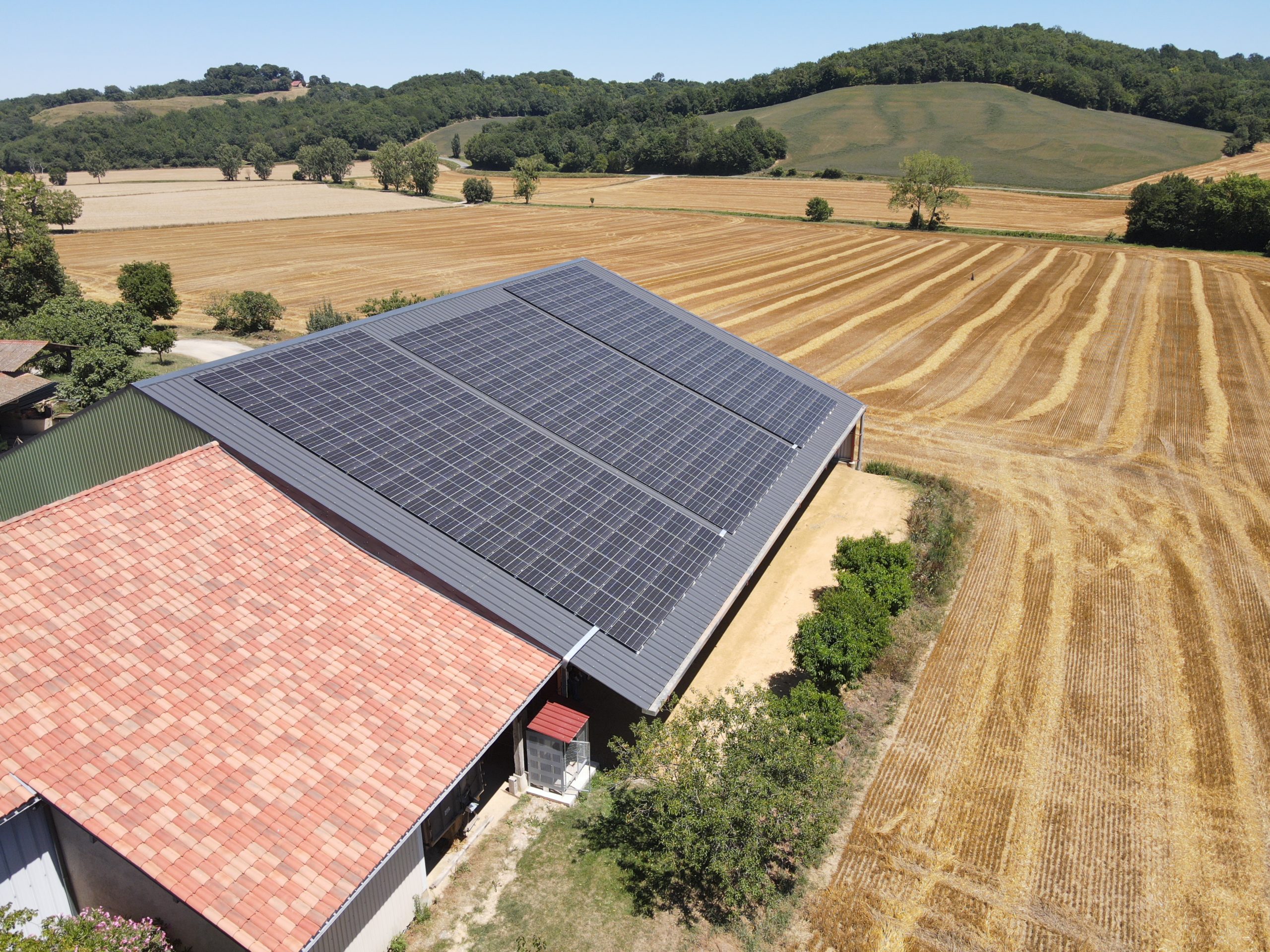 découvrez notre bâtiment photovoltaïque de 300 kwc, conçu pour maximiser l'efficacité énergétique et réduire l'empreinte carbone. idéal pour les entreprises souhaitant investir dans des solutions durables et renouvelables. optimisez votre production d'énergie tout en contribuant à un avenir plus vert.