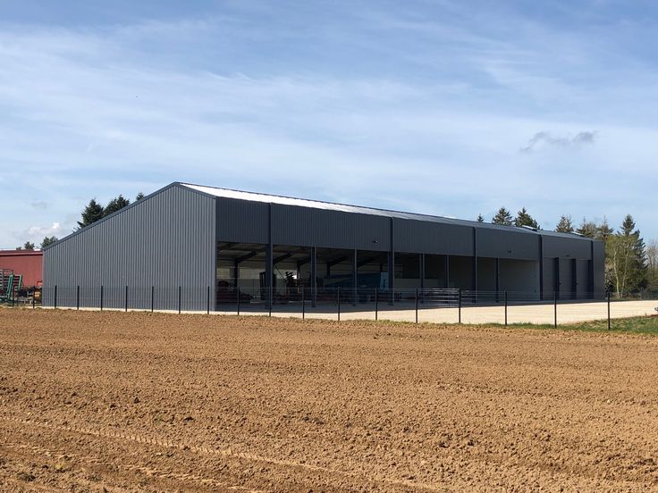 découvrez notre bâtiment équipé de panneaux photovoltaïques de 300 kwc, alliant performance énergétique et durabilité. idéal pour réduire vos coûts d'électricité et contribuer à un avenir plus vert.