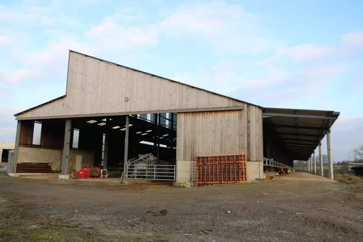 découvrez notre solution innovante de bâtiment photovoltaïque de 300 kwc, conçue pour maximiser votre production d'énergie renouvelable et réduire vos coûts énergétiques. optez pour une installation durable et performante, adaptée à vos besoins spécifiques.