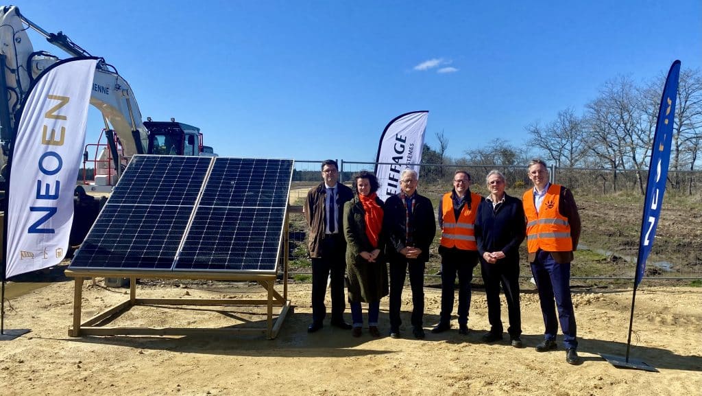 découvrez comment une centrale photovoltaïque transforme la lumière du soleil en énergie durable. explorez les avantages, le fonctionnement et l'impact environnemental de cette technologie innovante qui participe à la transition énergétique.