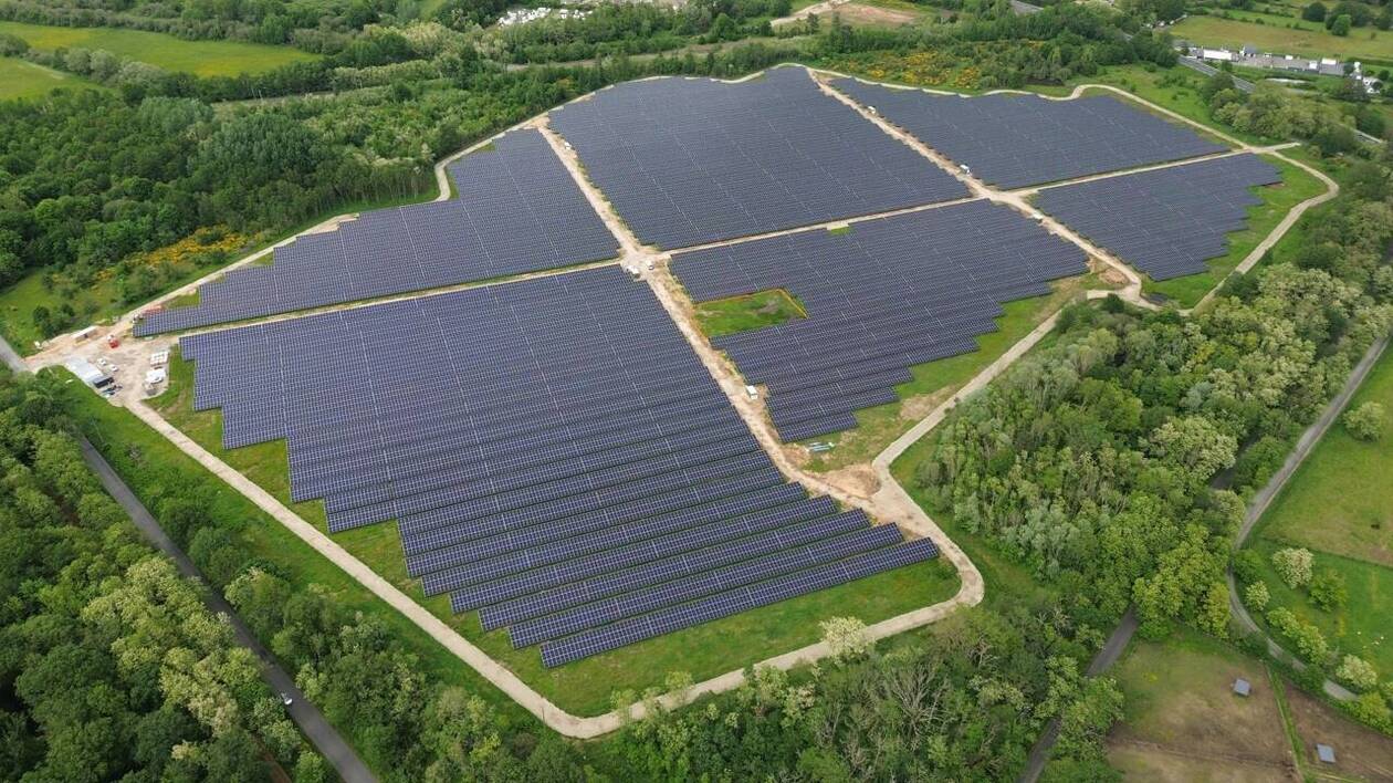 découvrez l'univers des centrales photovoltaïques en france : une solution énergétique durable et performante. informez-vous sur les avantages, l'installation et le fonctionnement des panneaux solaires pour un avenir plus vert.