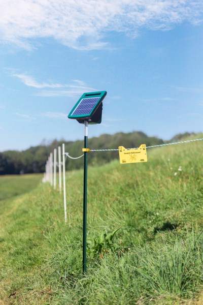 découvrez notre clôture solaire innovante, alliant sécurité et durabilité. écologique et autonome, elle illumine votre jardin tout en préservant l'environnement. parfaite pour délimiter vos espaces extérieurs avec style !