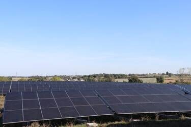 découvrez le coût d'installation et de fonctionnement des centrales photovoltaïques. cette guide détaillée vous aide à comprendre les différents facteurs influençant le prix, les économies potentielles d'énergie et les avantages environnementaux des installations solaires.