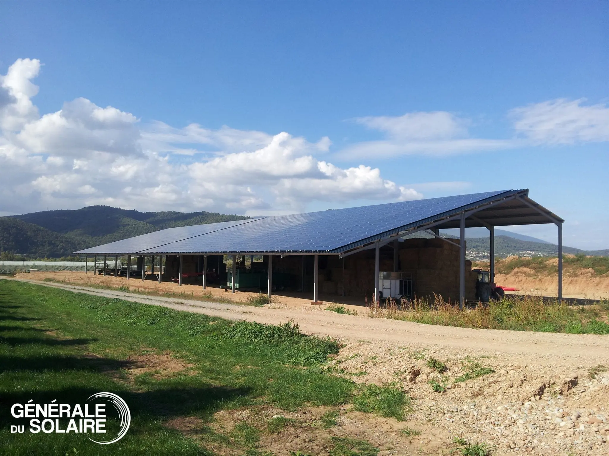 découvrez les coûts associés à la construction et à l'installation de hangars photovoltaïques. obtenez des informations sur les dépenses, les aides financières et les avantages économiques de l'énergie solaire.