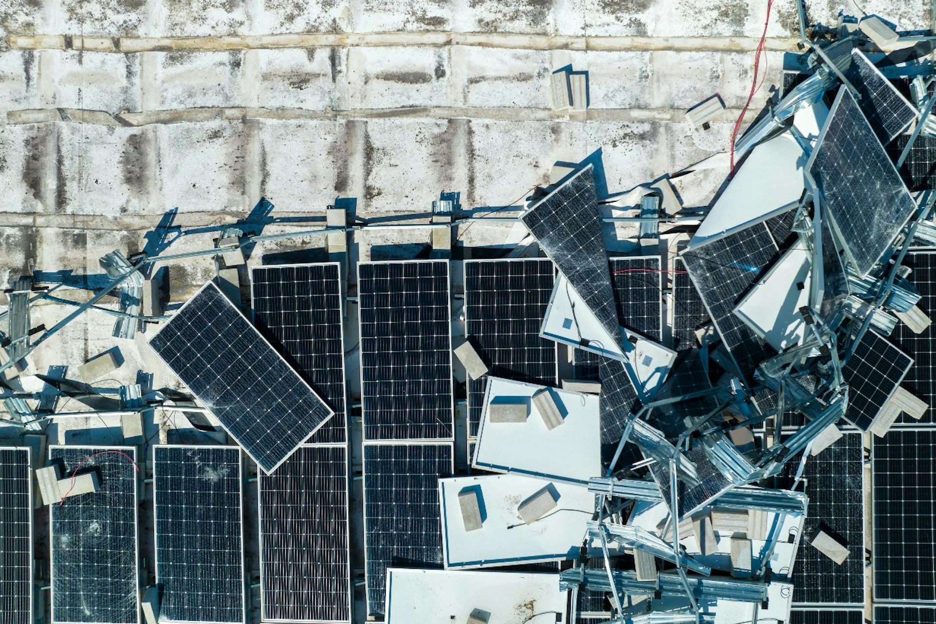 découvrez notre critique approfondie sur les systèmes photovoltaïques : avantages, inconvénients et performances des panneaux solaires. informez-vous pour faire le meilleur choix énergétique et économique.