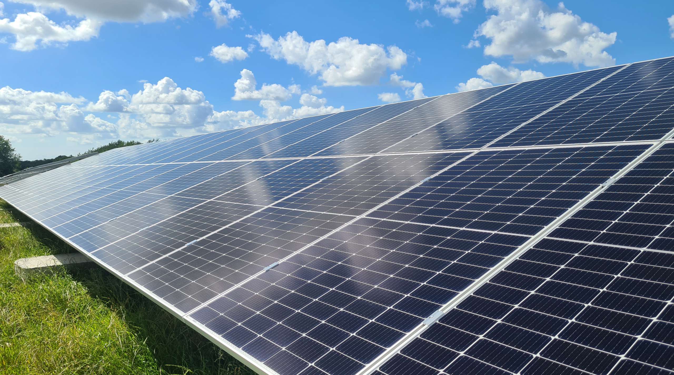 découvrez la définition des panneaux photovoltaïques, ces dispositifs innovants qui convertissent la lumière du soleil en électricité. apprenez leur fonctionnement, leurs applications et leurs avantages pour une énergie durable.