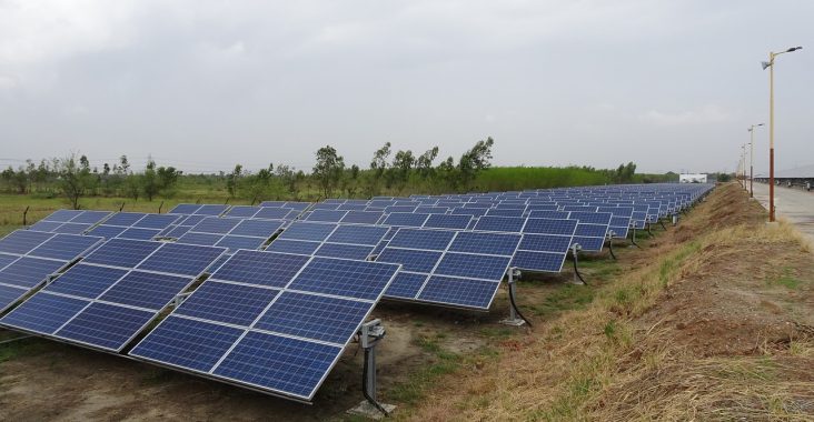 découvrez la définition des panneaux photovoltaïques, leur fonctionnement et leur rôle crucial dans la production d'énergie renouvelable. apprenez comment ces dispositifs convertissent la lumière du soleil en électricité et contribuent à un futur énergétique durable.