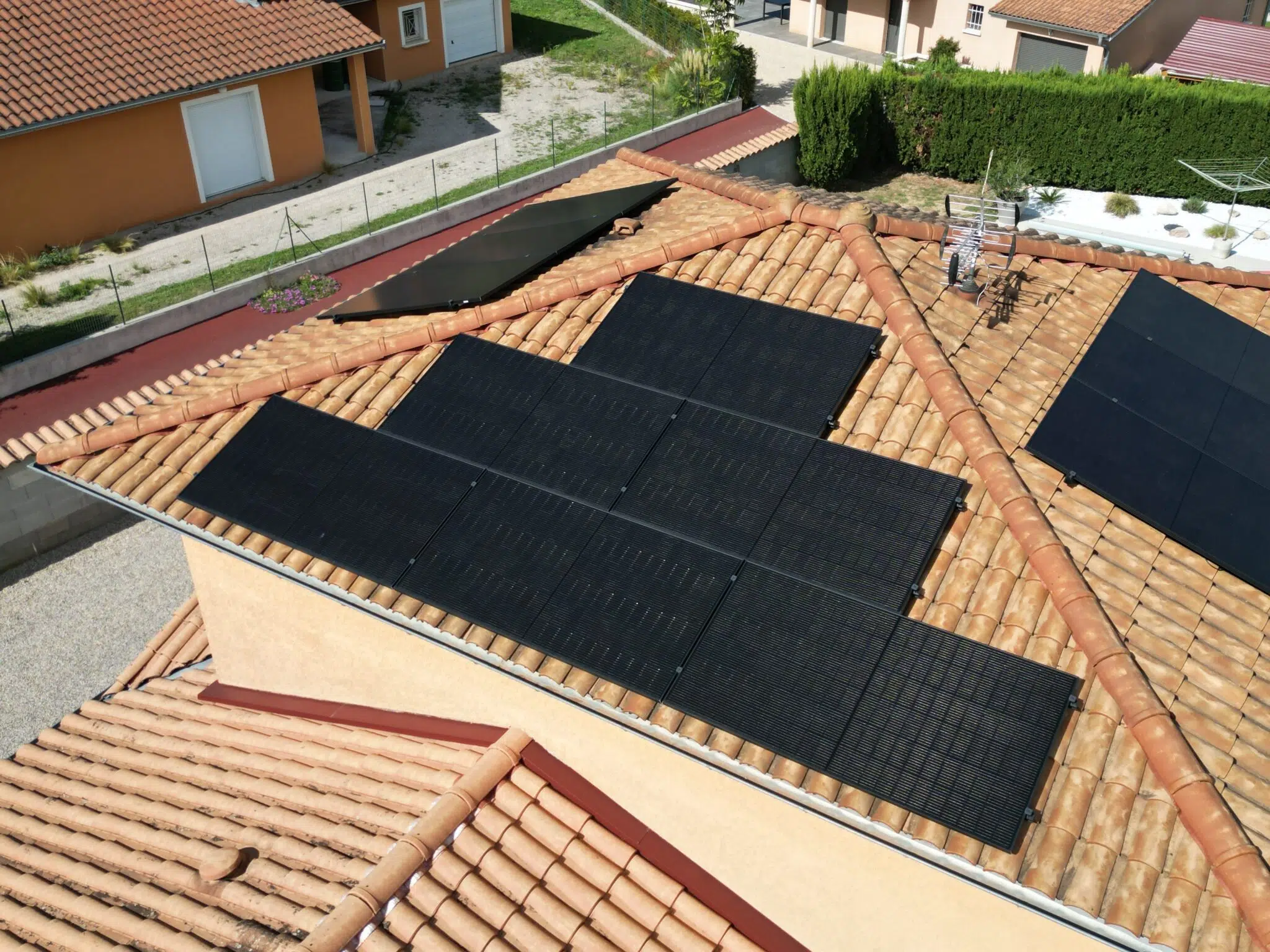découvrez la définition du photovoltaïque, une technologie permettant de convertir la lumière du soleil en électricité. apprenez comment fonctionne cette source d'énergie renouvelable et ses avantages pour l'environnement.