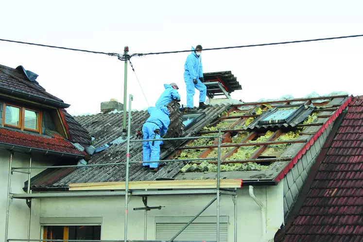 découvrez notre service professionnel de désamiantage pour panneaux photovoltaïques (pv). nous garantissons une élimination sécurisée de l'amiante, protégeant ainsi votre santé et l'environnement. contactez-nous pour un devis personnalisé.