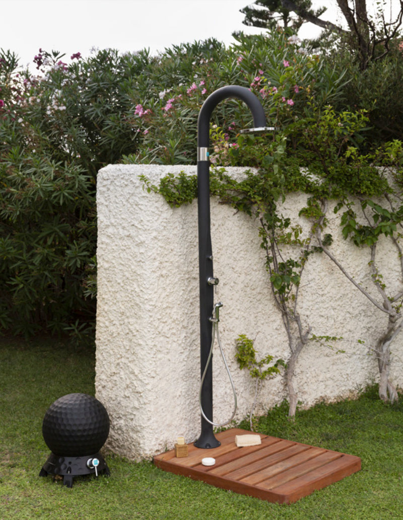 découvrez notre douche solaire, idéale pour profiter d'une douche rafraîchissante en extérieur tout en utilisant l'énergie solaire. pratique et écologique, elle s'installe facilement dans votre jardin ou près de votre piscine.