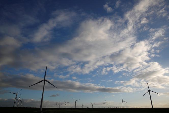 découvrez comment les énergies renouvelables transforment l'économie mondiale. explorez les avantages économiques, les innovations technologiques et les opportunités d'investissement offertes par les sources d'énergie durable. engagez-vous vers un avenir énergétique plus vert et plus prospère.