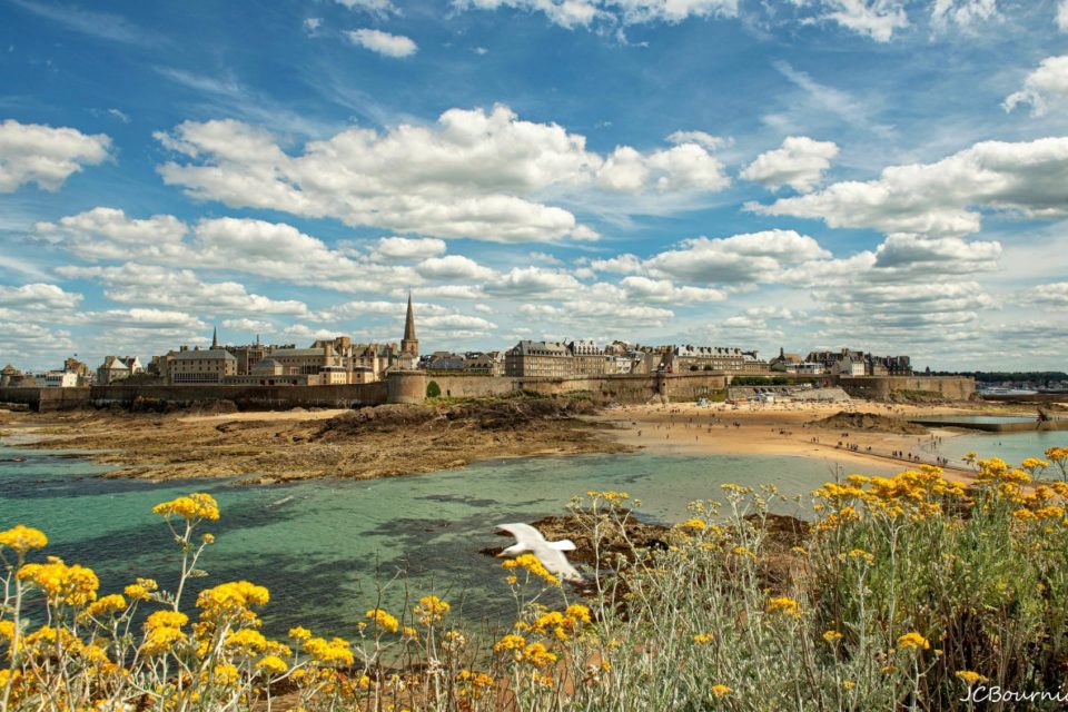 découvrez émeraude saint-malo, une destination incontournable en bretagne, alliant plages magnifiques, patrimoine historique et une ambiance captivante. explorez les remparts, savourez la cuisine locale et profitez de la beauté naturelle de la côte d'émeraude.