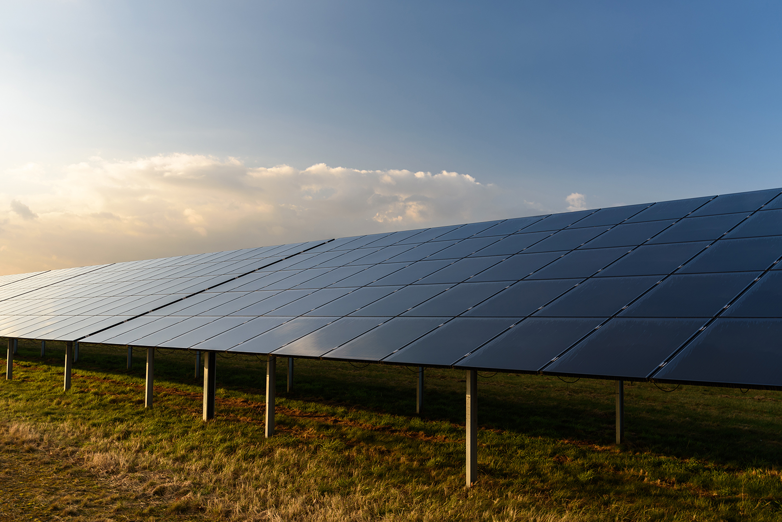 découvrez l'énergie solaire, une source d'énergie renouvelable et durable qui transforme la lumière du soleil en électricité. explorez les avantages, les technologies et les options d'installation pour un avenir plus vert et économique.