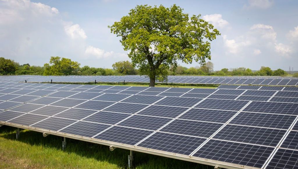 découvrez comment l'énergie solaire transforme notre façon de produire de l'électricité tout en préservant l'environnement. explorez les avantages, technologies et solutions durables offertes par cette source d'énergie renouvelable.