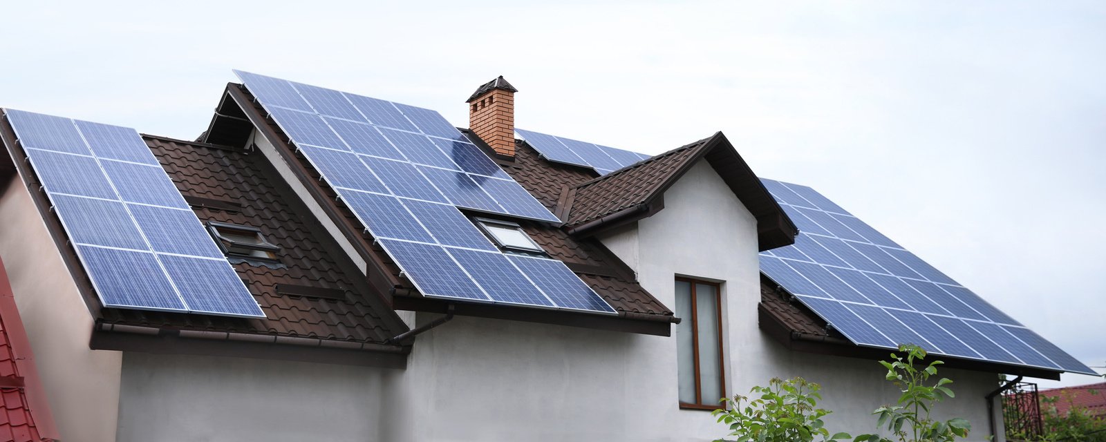 découvrez comment l'énergie solaire peut transformer votre maison en une source d'énergie durable et économique. explorez les avantages des panneaux solaires, les solutions d'installation adaptées et les économies réalisées sur vos factures d'électricité.