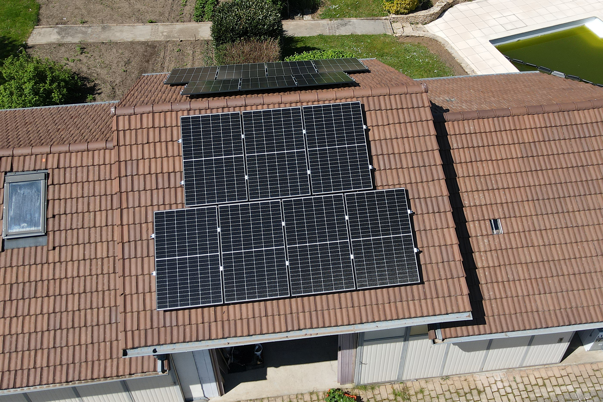 découvrez les enjeux liés à la surimposition de toiture, des aspects réglementaires aux implications en matière d'esthétique et d'efficacité énergétique. informez-vous sur les meilleures pratiques et les impacts environnementaux.