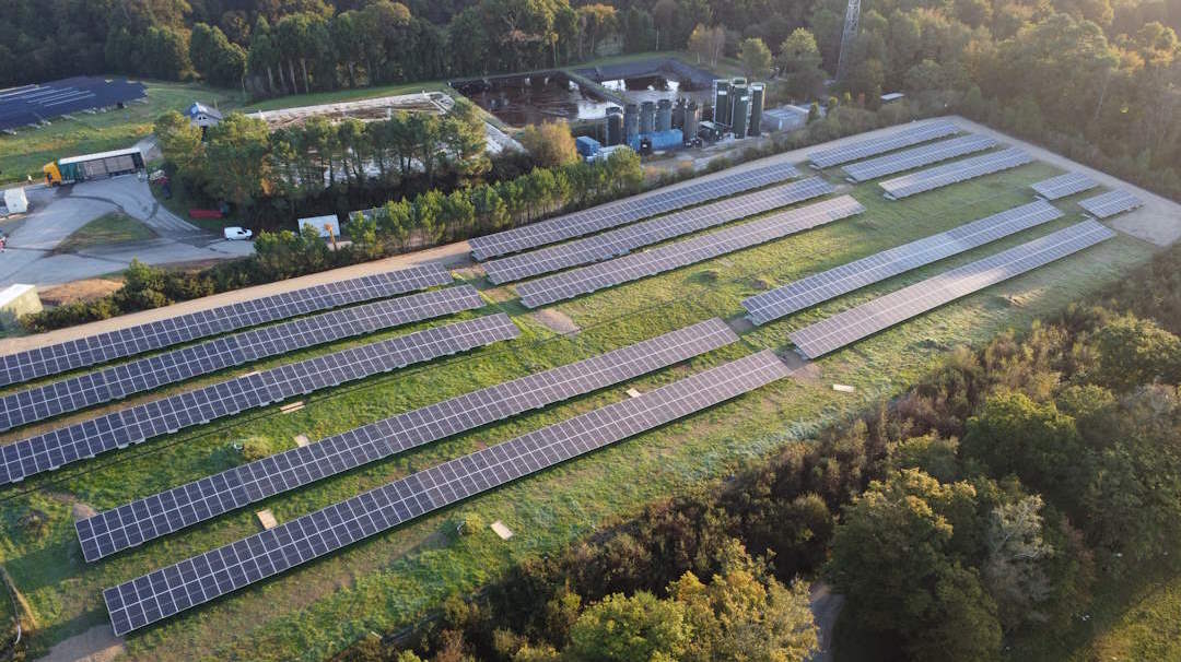 découvrez notre ferme solaire, un espace innovant dédié à la production d'énergie renouvelable. engagez-vous pour un avenir durable grâce à nos solutions écologiques et participez à la transition énergétique en soutenant l'énergie propre.