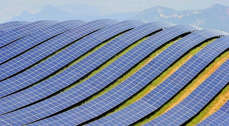 découvrez l'univers des fermes solaires, des installations innovantes qui exploitent l'énergie du soleil pour produire une électricité propre et durable. apprenez comment ces projets contribuent à la transition énergétique et à la protection de l'environnement tout en offrant des solutions économiques.