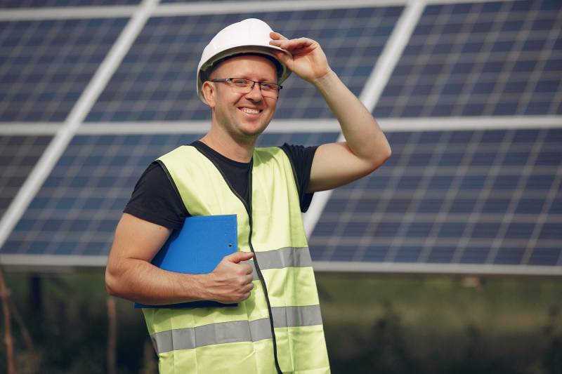 découvrez le métier de technicien photovoltaïque : ses missions, ses compétences requises, les formations nécessaires et les opportunités d'emploi dans un secteur en pleine expansion. informez-vous sur ce rôle clé dans la transition énergétique et l'utilisation des énergies renouvelables.