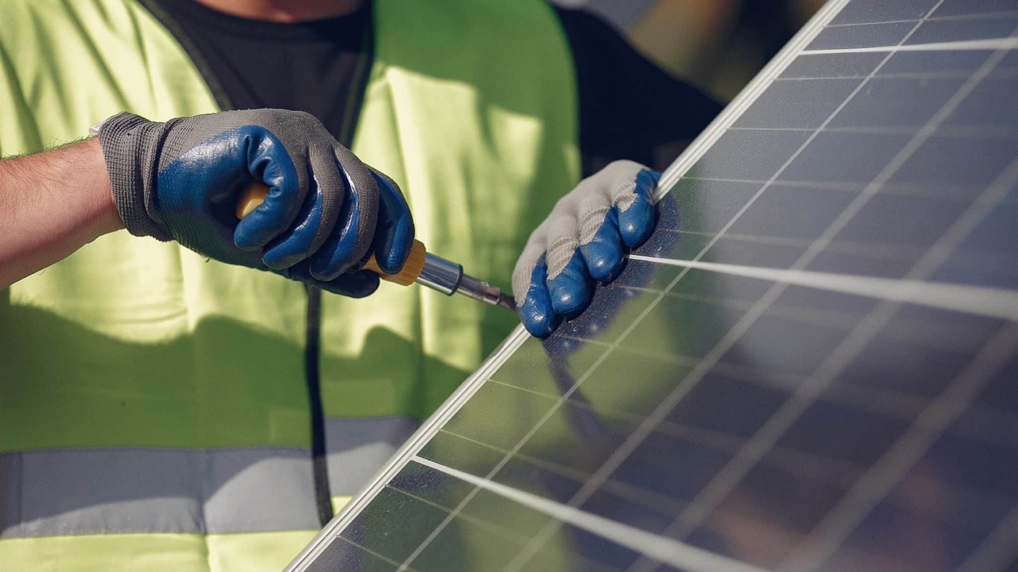 découvrez le métier de technicien photovoltaïque : ses missions, compétences requises et perspectives d'évolution. informez-vous sur les formations disponibles et les débouchés dans un secteur en pleine expansion dédié aux énergies renouvelables.