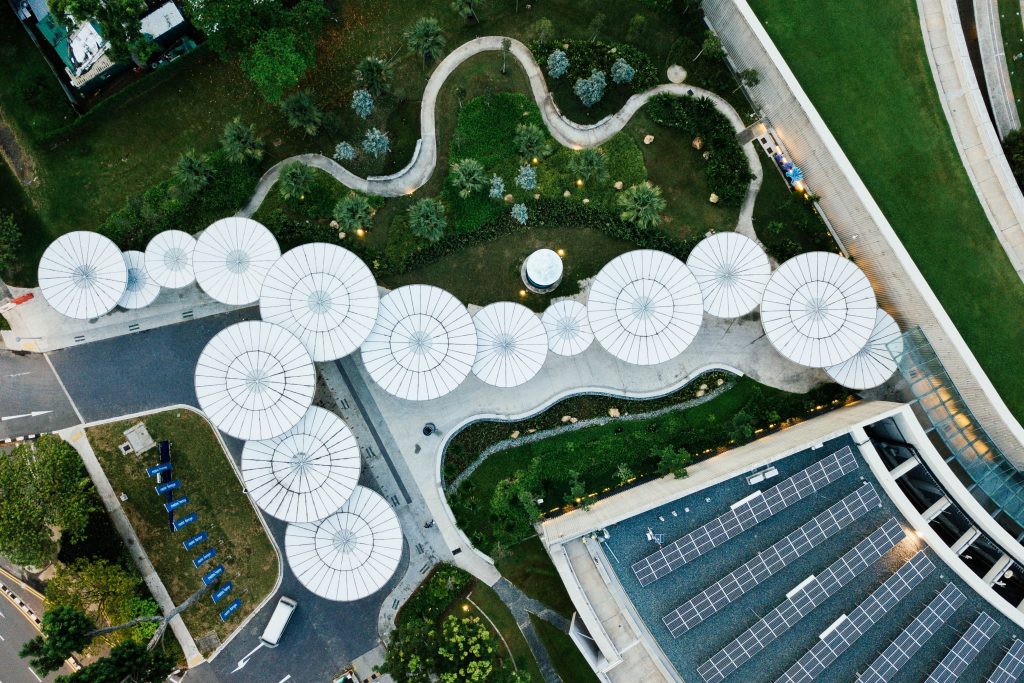 découvrez le fonctionnement aérovoltaïque, une technologie innovante alliant énergies solaire et éolienne pour optimiser la production d'électricité. apprenez comment cette méthode unique combine l'énergie des vents et du soleil pour créer une solution durable et efficace pour vos besoins énergétiques.
