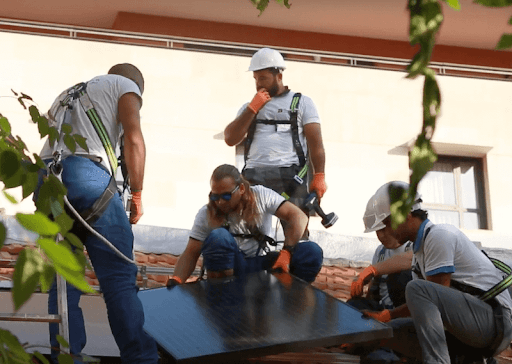 découvrez notre formation électricien pv, conçue pour vous initier aux techniques de l'électricité photovoltaïque. apprenez à installer, entretenir et optimiser des systèmes solaires, tout en acquérant les compétences nécessaires pour réussir dans ce secteur en pleine expansion.