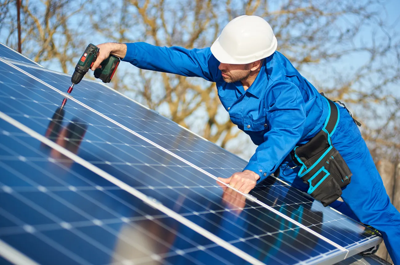découvrez notre formation électricien en photovoltaïque (pv) et développez vos compétences dans les énergies renouvelables. apprenez à installer, maintenir et optimiser des systèmes photovoltaïques pour devenir un expert du secteur. rejoignez-nous pour une carrière durable et prometteuse!