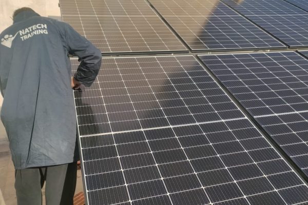découvrez notre formation complète sur les panneaux photovoltaïques : apprenez les principes de fonctionnement, l'installation, la maintenance et les avantages des panneaux solaires pour une transition énergétique réussie.
