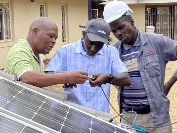 découvrez notre formation complète sur les panneaux photovoltaïques. apprenez à installer, entretenir et optimiser les systèmes solaires pour maximiser leur efficacité énergétique. devenez expert en énergie renouvelable et contribuez à un avenir durable.