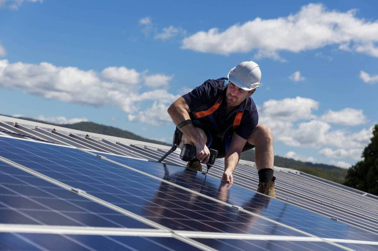 découvrez notre formation photovoltaïque complète, conçue pour vous initier aux technologies solaires, à leur installation et à leur maintenance. apprenez à optimiser l'efficacité énergétique de votre projet tout en contribuant à un avenir durable.