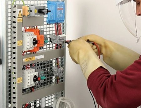 découvrez l'habilité photovoltaïque, une formation essentielle pour acquérir les compétences nécessaires à l'installation et à la maintenance de systèmes solaires. apprenez à maximiser l'efficacité énergétique grâce à cette certification reconnue.