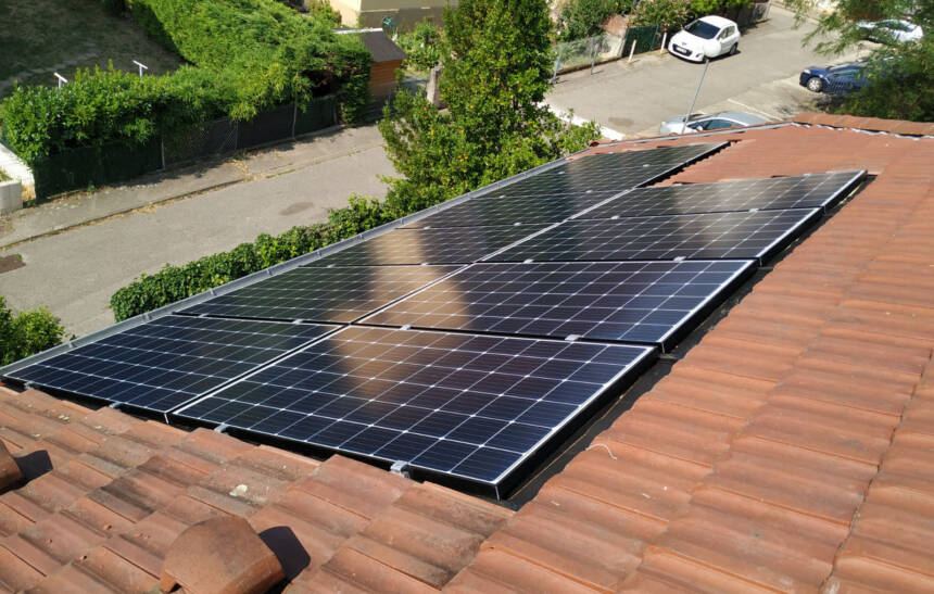 découvrez l'habitat solaire, un mode de vie écologique et durable qui utilise l'énergie solaire pour réduire votre empreinte carbone. apprenez comment concevoir des espaces de vie intégrant des technologies solaires et profiter d'un confort optimal tout en préservant l'environnement.