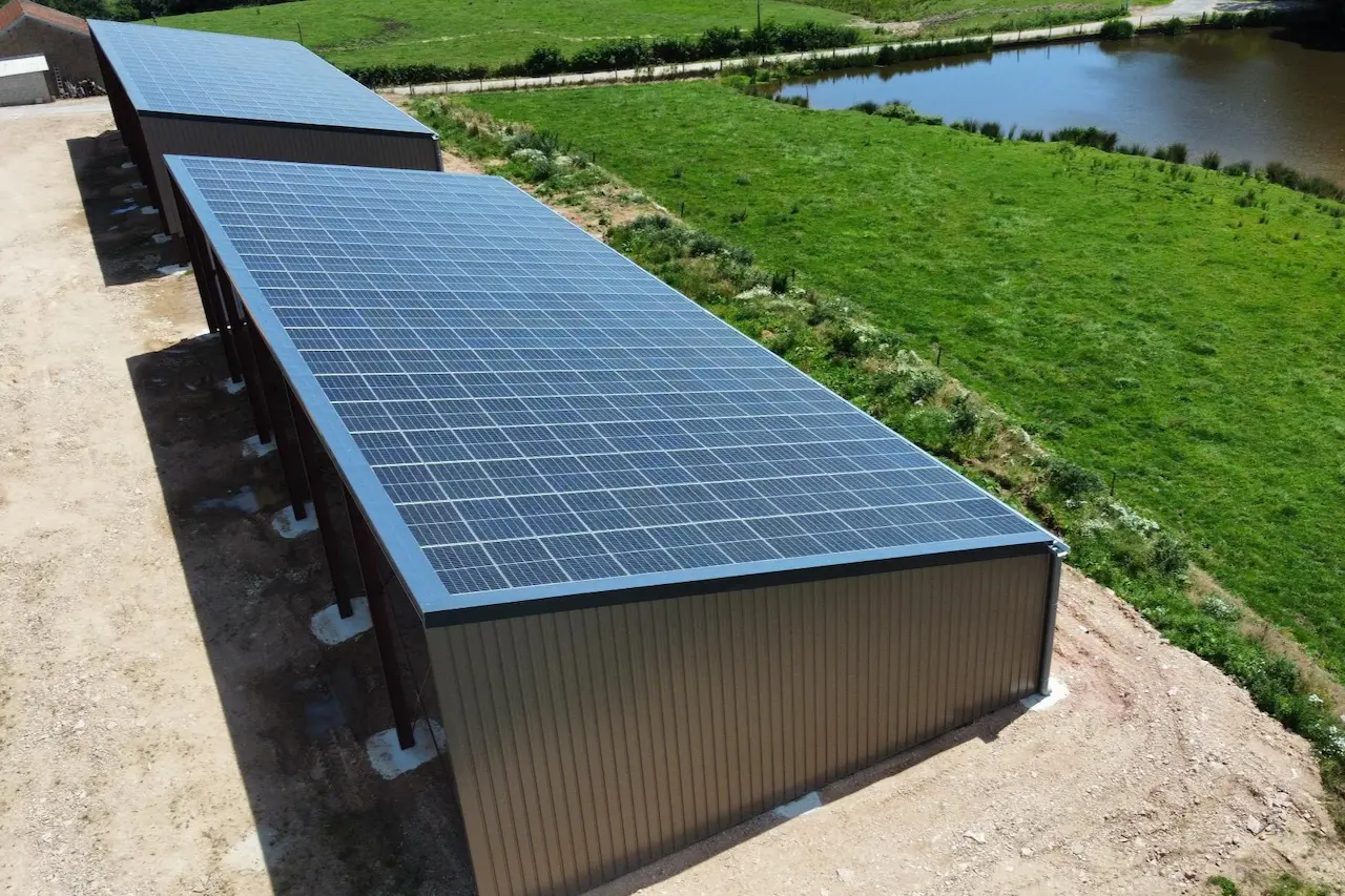 découvrez notre hangar en bois équipé de panneaux solaires, alliant durabilité et respect de l'environnement. idéal pour le stockage, cet espace polyvalent vous permet de profiter d'une solution éco-responsable tout en optimisant votre consommation d'énergie.