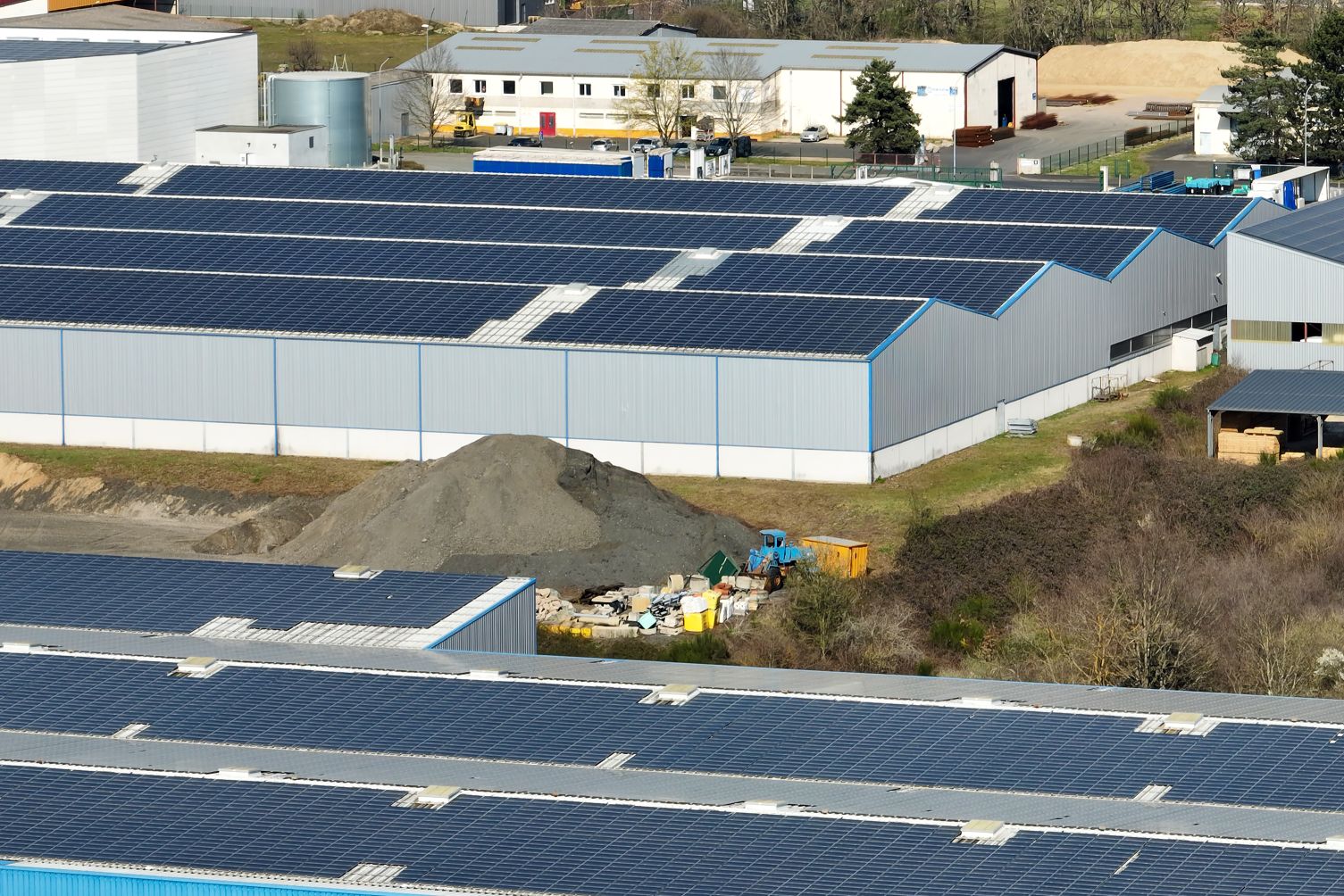 découvrez comment un hangar solaire particulier peut révolutionner votre production d'énergie renouvelable. optez pour une solution écologique et économique qui valorise votre espace tout en respectant l'environnement.