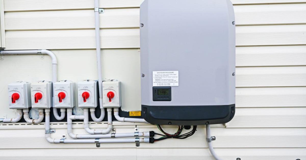 découvrez l'importance des ondulateurs dans le fonctionnement des panneaux photovoltaïques. apprenez comment ces dispositifs essentiels optimisent la conversion de l'énergie solaire en électricité, garantissant ainsi une production d'énergie efficace et fiable pour votre maison ou votre entreprise.