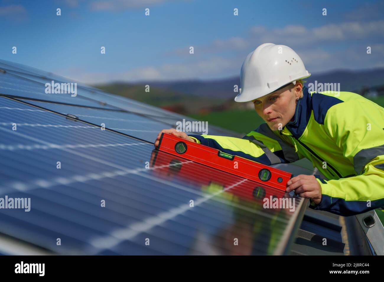 découvrez le métier d'ingénieur pv, un spécialiste des systèmes photovoltaïques qui conçoit, développe et optimise des solutions d'énergie solaire. apprenez comment ces experts contribuent à la transition énergétique et à la réduction des empreintes carbone.